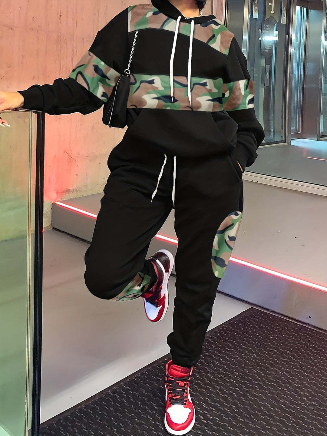 Dame sport joggingdragt med moderne camouflage-mønster og behagelig pasform Stilla