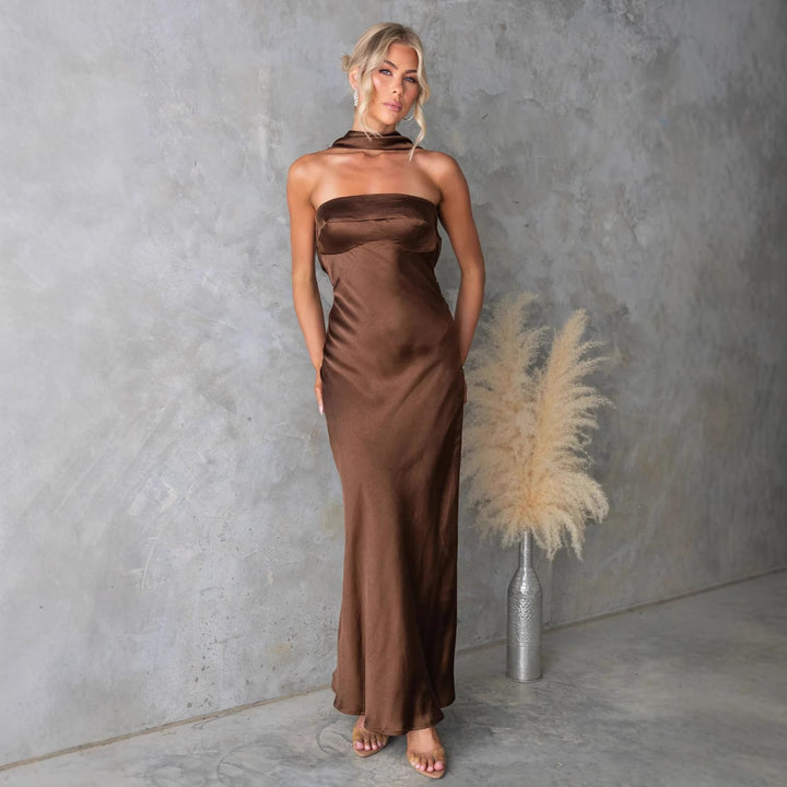 Damer Elegant Aftenkjole med Off-Shoulder Design og Glitrende Satin