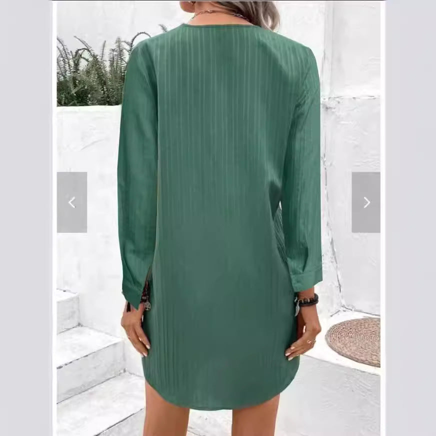 Damer V-hals Bluse med Fine Striber og Knap Detaljer Stilla