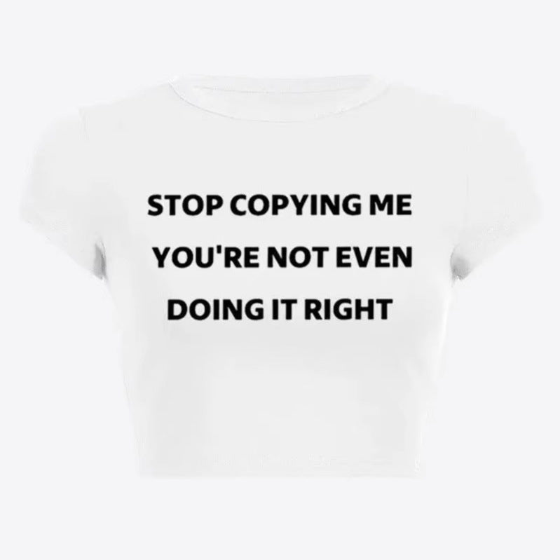 Dame Crop-T-shirt med motiverende tekst og figursyet snit Skovae