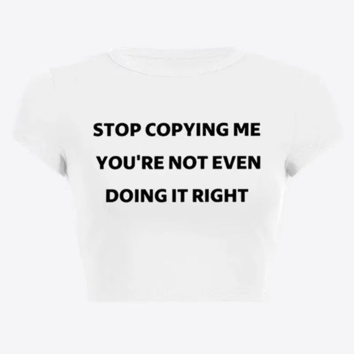 Dame Crop-T-shirt med motiverende tekst og figursyet snit Skovae