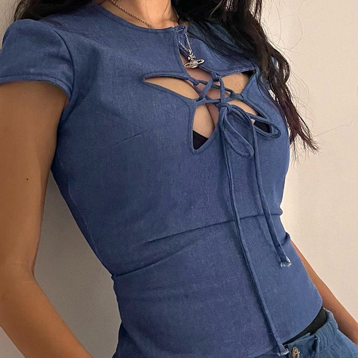 Dameoverdel med unikt cut-out-design og elegant snøring Skovae
