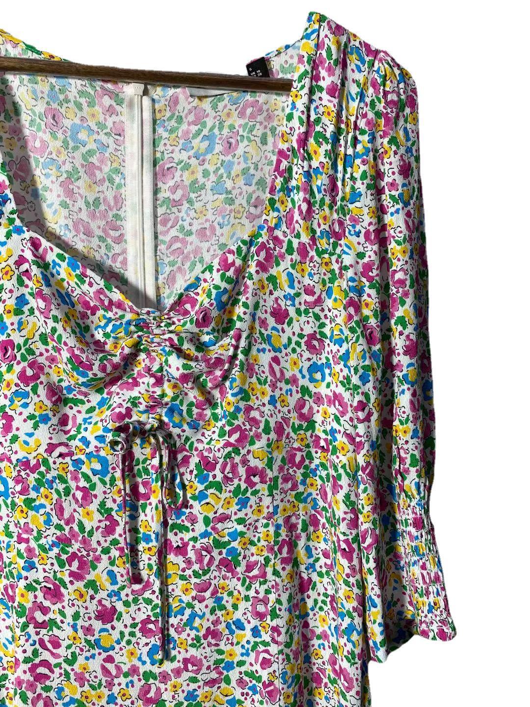 Dame Midi-kjole med blomster-ruffledetaljer og smart V-hals Stilla
