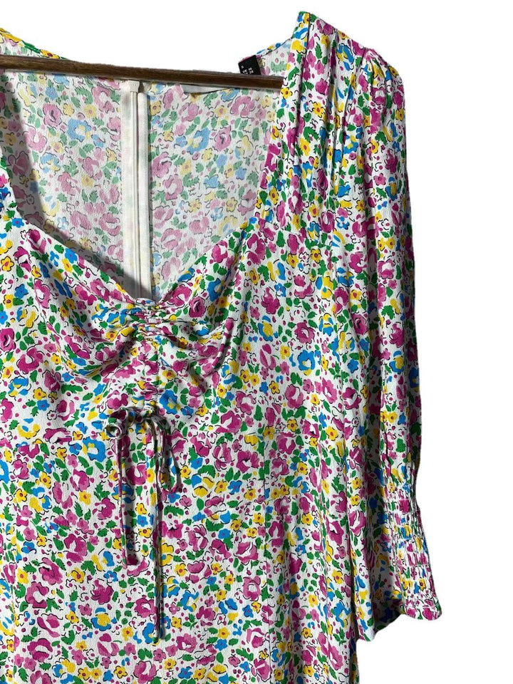 Dame Midi-kjole med blomster-ruffledetaljer og smart V-hals Stilla