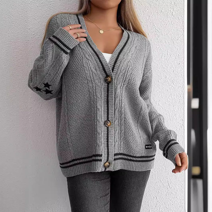 Kvinders chunky strikket cardigan med grafisk kabelmønster og dekorative knapper Stilla
