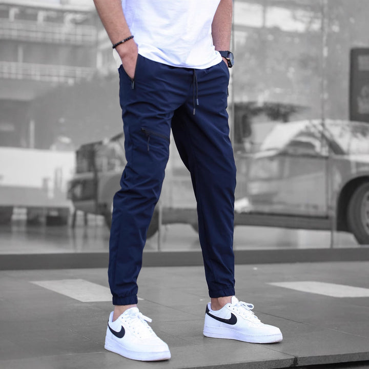 Herrer sporty fritidshose med elastisk talje og praktiske lynlåslommer Stilla