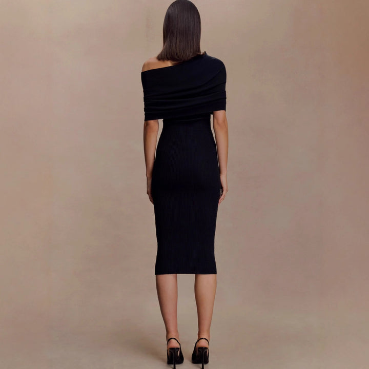 Damer elegant strikkjole med off-shoulder design Skovae