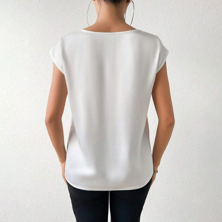Dame satinbluse med moderne V-halsudskæring og elegante korte ærmer Skovae