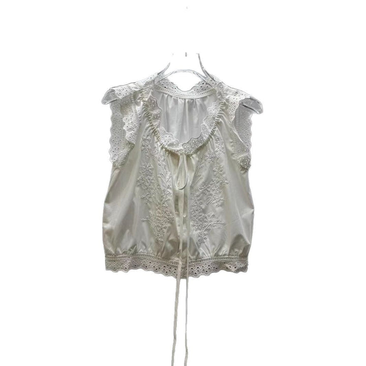 Damebluse med sarte spidsdetaljer og floralt broderidesign Stilla