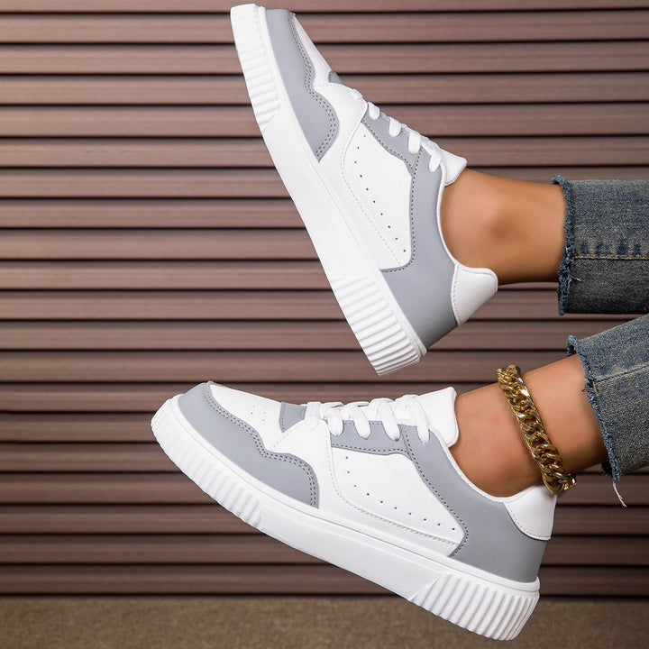 Dame lavt skåret sneakers med ribbet sål, polstret skaft og perforeret overdel Skovae