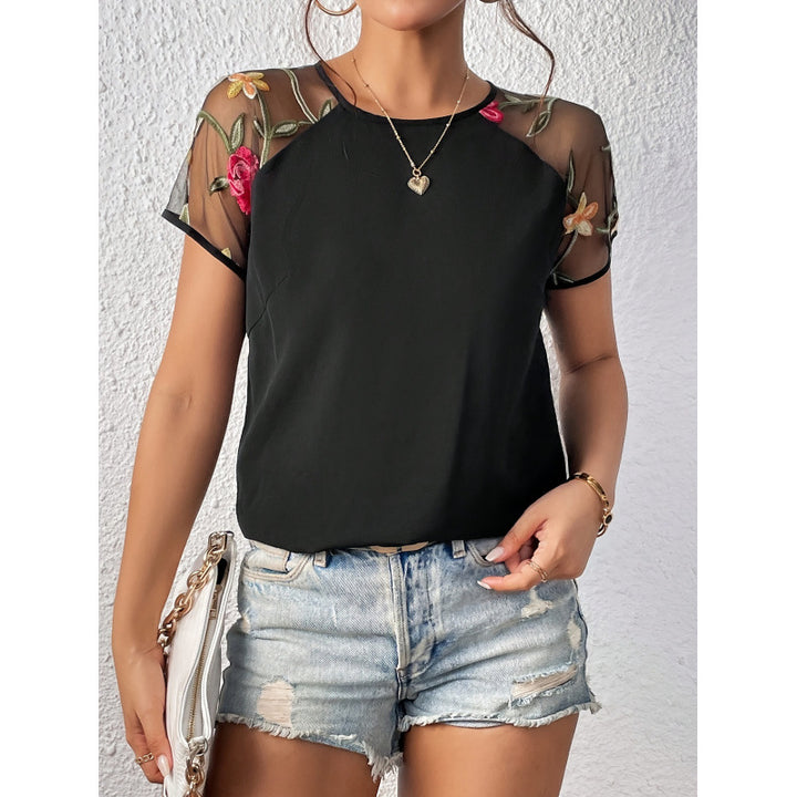 Damebluse med transparente spidsermer og florale detaljer Skovae