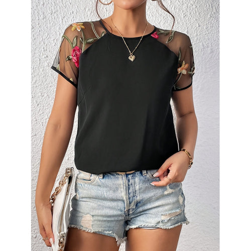 Damebluse med transparente spidsermer og florale detaljer Skovae