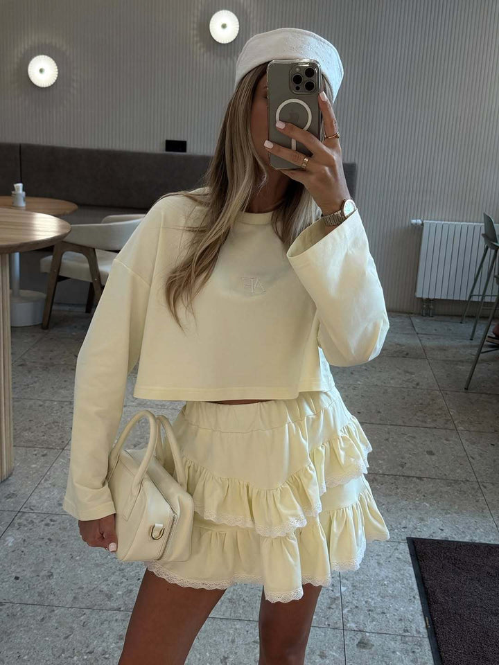 Kvinders afslappede cropped top med sød flæse nederdel Stilla