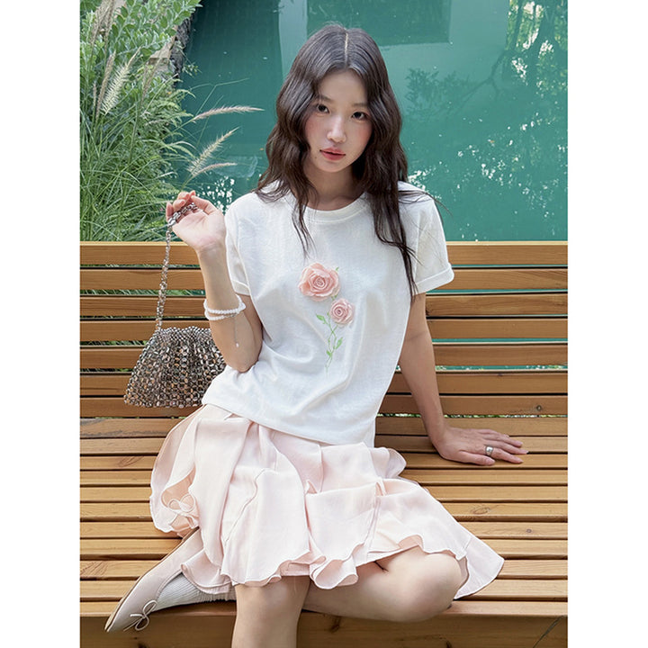 Dame T-shirt med blomster broderi og feminin silhuet Stilla