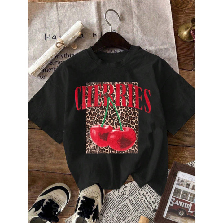 Dame T-shirt med kreativt kirsebærmotiv og livlig leopardmønster Stilla