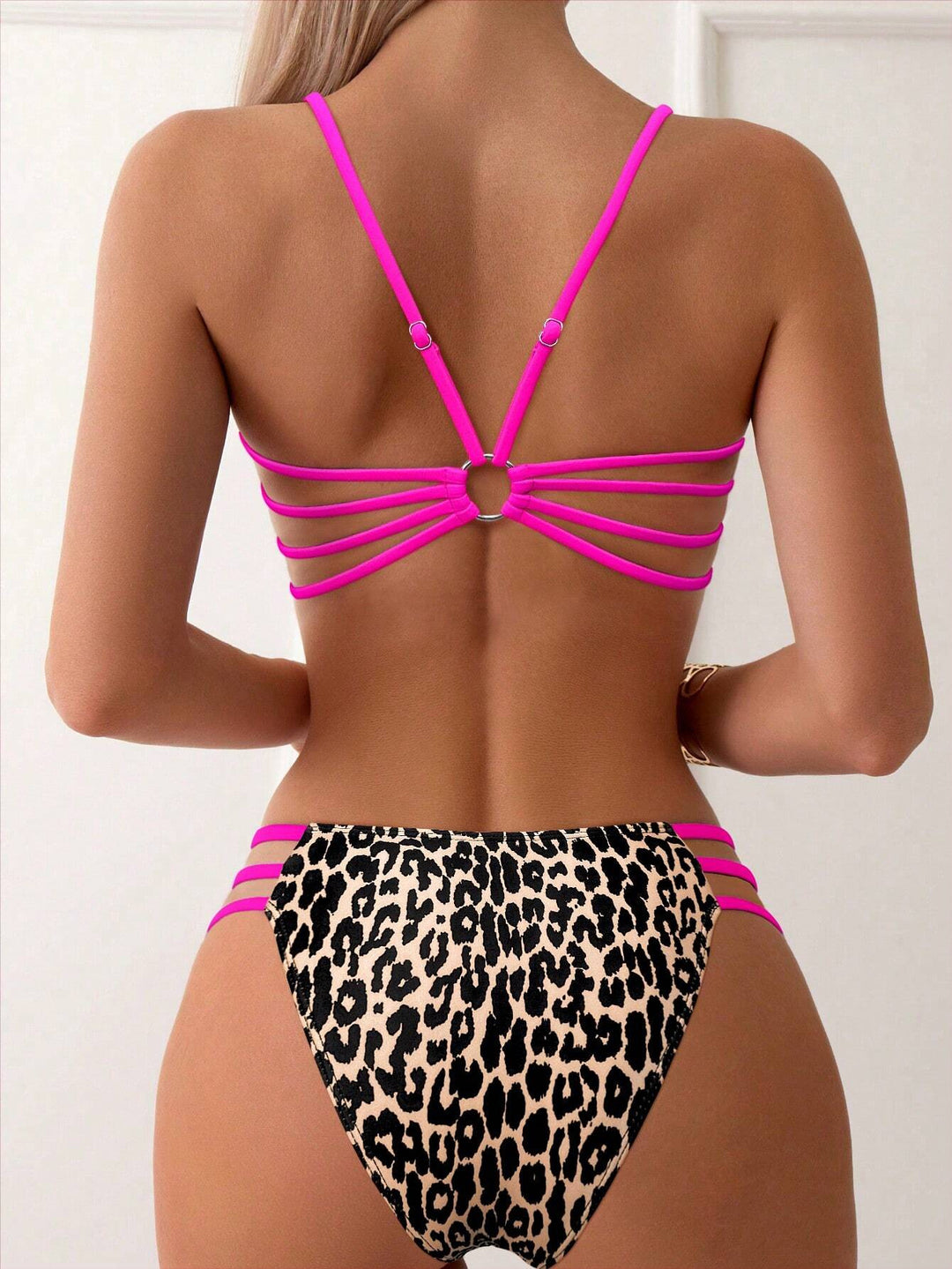 Dame triangel-bikini med raffinerede skære detaljer og høj benudskæring Stilla