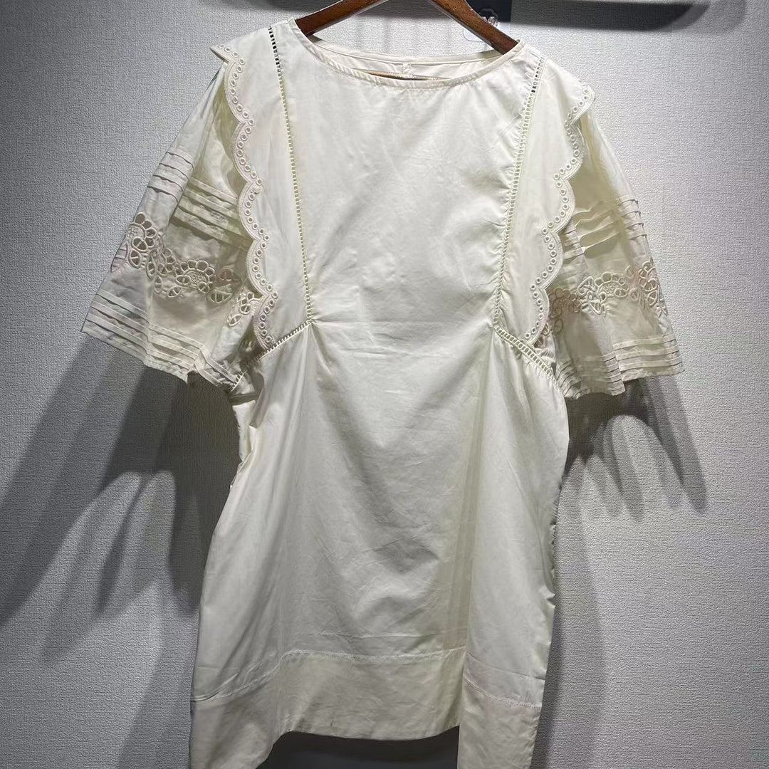 Damebluse med elegante spidsindsatser og afslappet snit Stilla