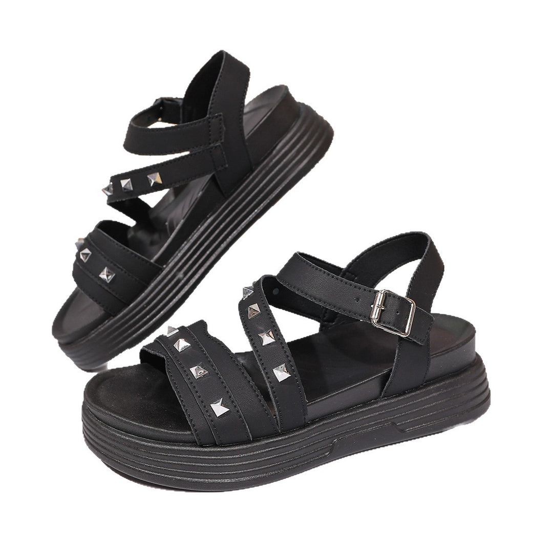 Dame Komfortable Sandaler med stilfulde nitteaccent og justerbar rem Stilla