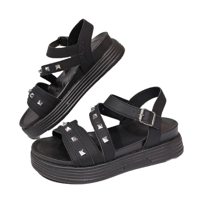 Dame Komfortable Sandaler med stilfulde nitteaccent og justerbar rem Stilla