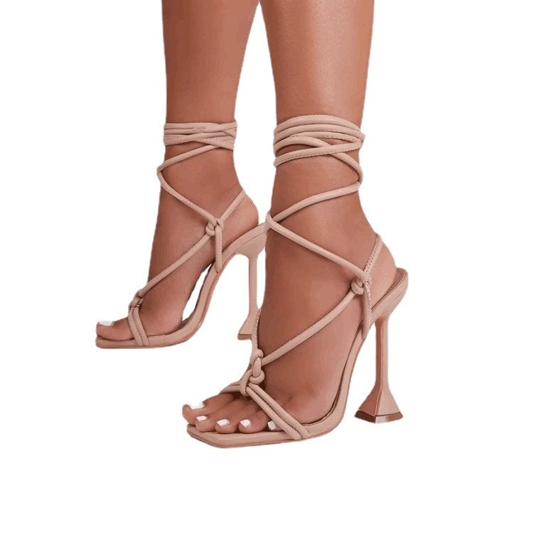 Dame Elegante Stiletto-sandaler med justerbart remdesign og moderne ankel-accents Stilla