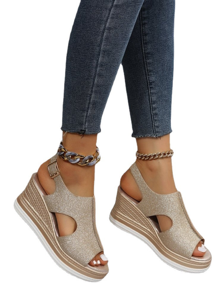 Dame wedgesandaler med elegant cut-out-design og justerbar rem Stilla