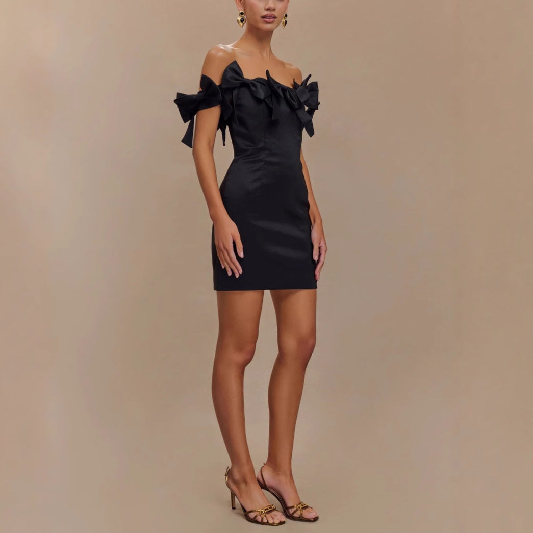 Dame elegant mini-kjole med off-shoulder design og raffinerede rufflelementer Stilla