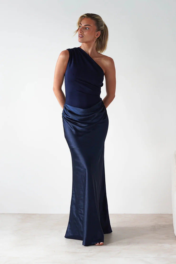 Dame aften kjole med asymmetrisk snit og elegant drapering design