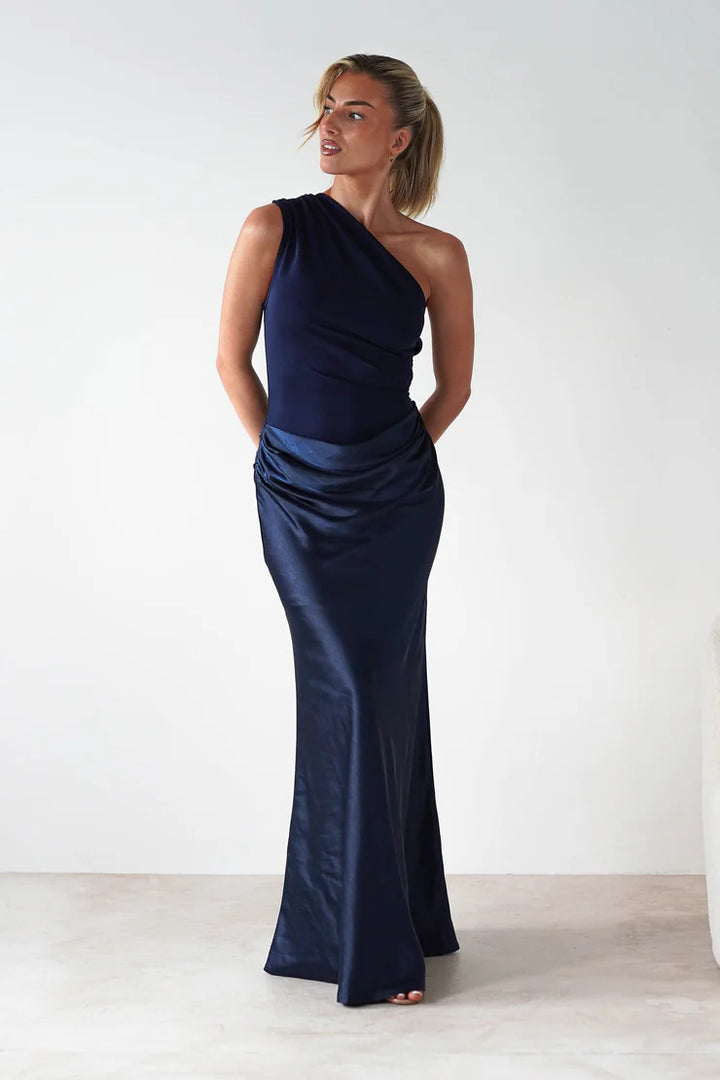 Dame aften kjole med asymmetrisk snit og elegant drapering design