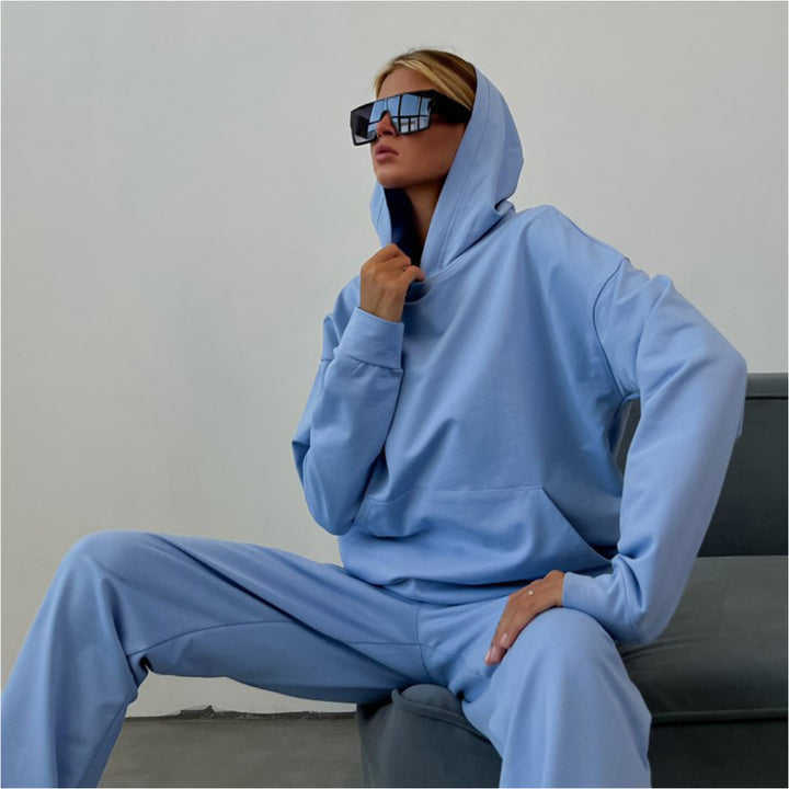 Kvinders sporty hoodie sæt lavet af blød bomuldsblanding med praktiske lommer