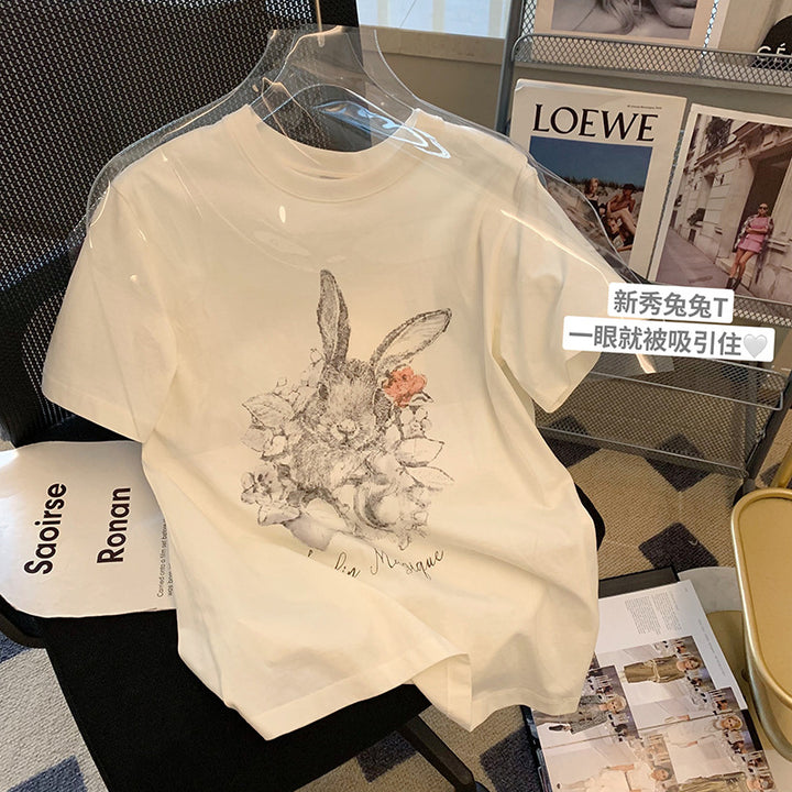 Dame T-shirt med detaljeret kaninmotiv og blomsterdesign Stilla