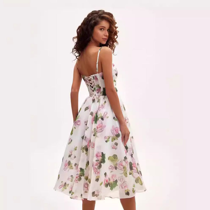 Dame midikjole med romantisk blomsterdesign og flydende chiffon stil