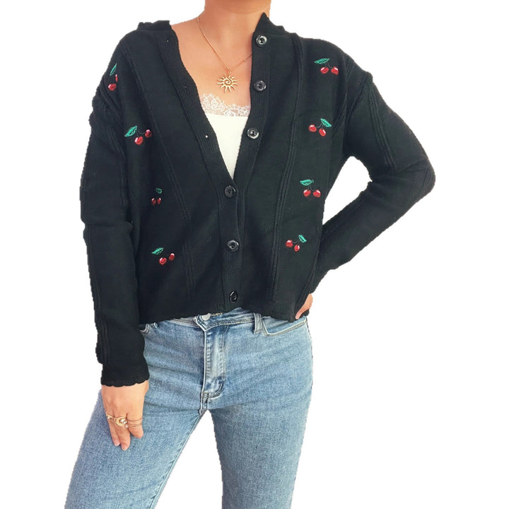 Dame legende cardigan med kirsebærmotif og flæsekrave Stilla