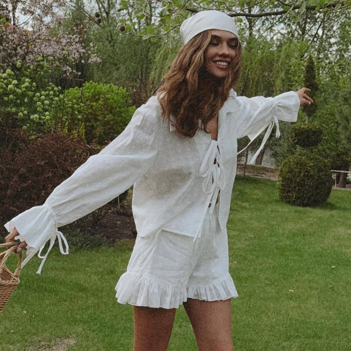 Dame Elegant skåret sommertop med flæsedetaljer og shorts Stilla