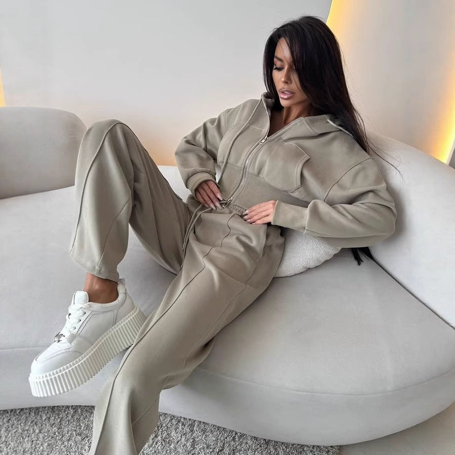 Kvindernes sporty to-delt sæt med cropped hoodie og løse joggingbukser lavet af elastisk materiale