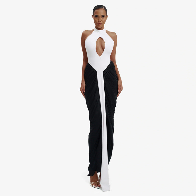 Dame maxikjole med højtstående udskæring og elegant cut-out Skovae