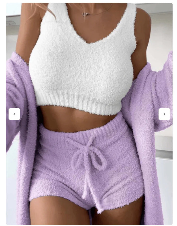Dame hyggeligt lounge-outfit med V-hals og shorts Stilla