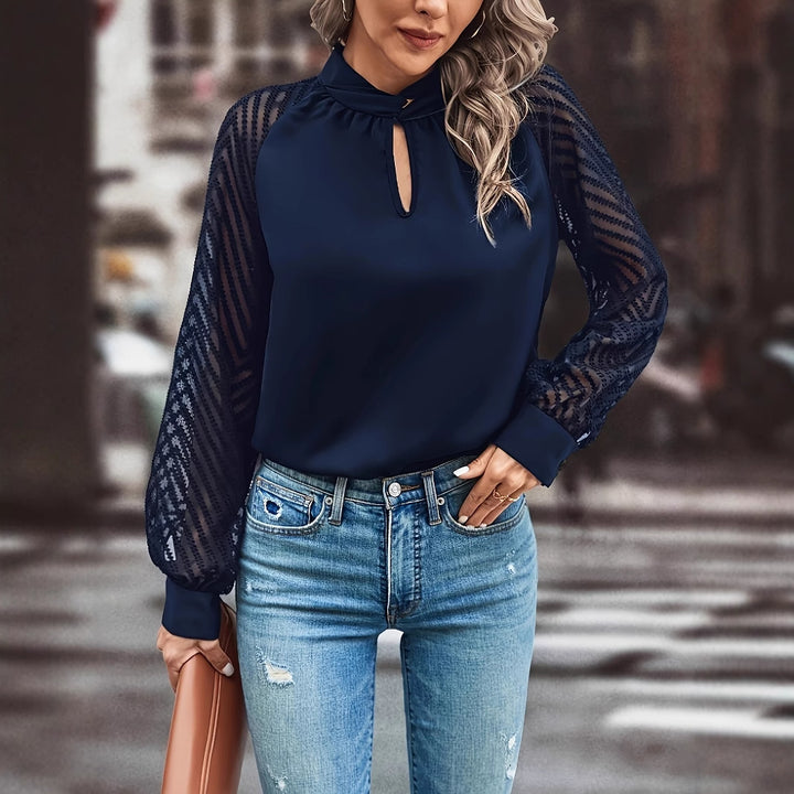 Damebluse med transparente ærmer og raffineret ståkrave Stilla
