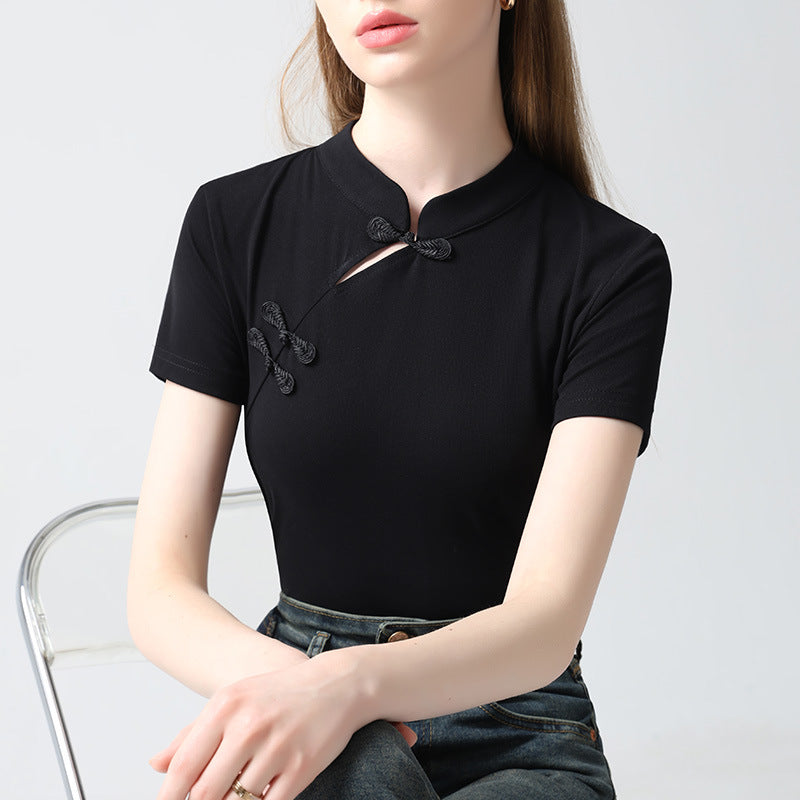 Dame T-shirt med elegant ståkrave og kunstneriske knapdetaljer Stilla