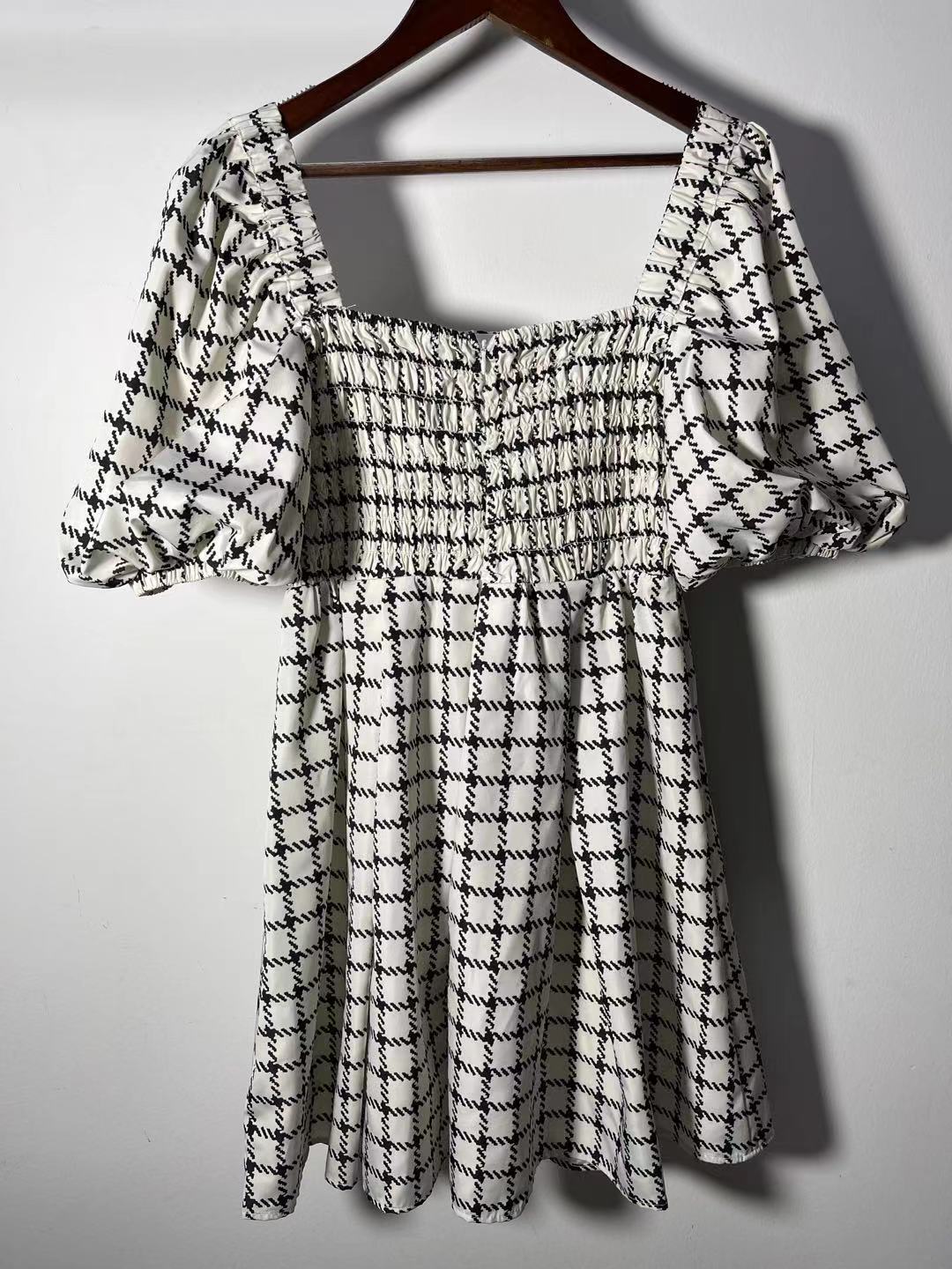 Dame Midsommerkjole med raffinerede puffærmer og trendy ternet mønster Stilla