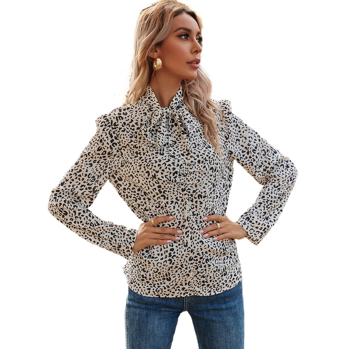 Kvindernes elegante bluse med flæse detaljer og ædel leopard mønster Stilla