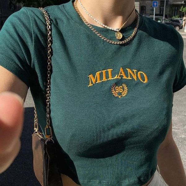 Dame cropped T-Shirt med broderet tekst og rund udskæring Skovae
