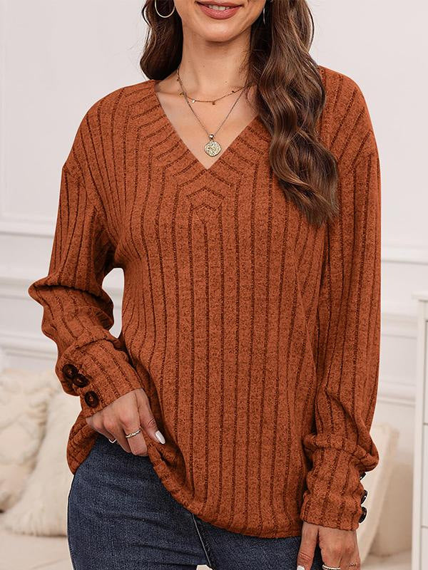 Dame V-hals sweater med fint stribemønster og knapdetaljer Stilla