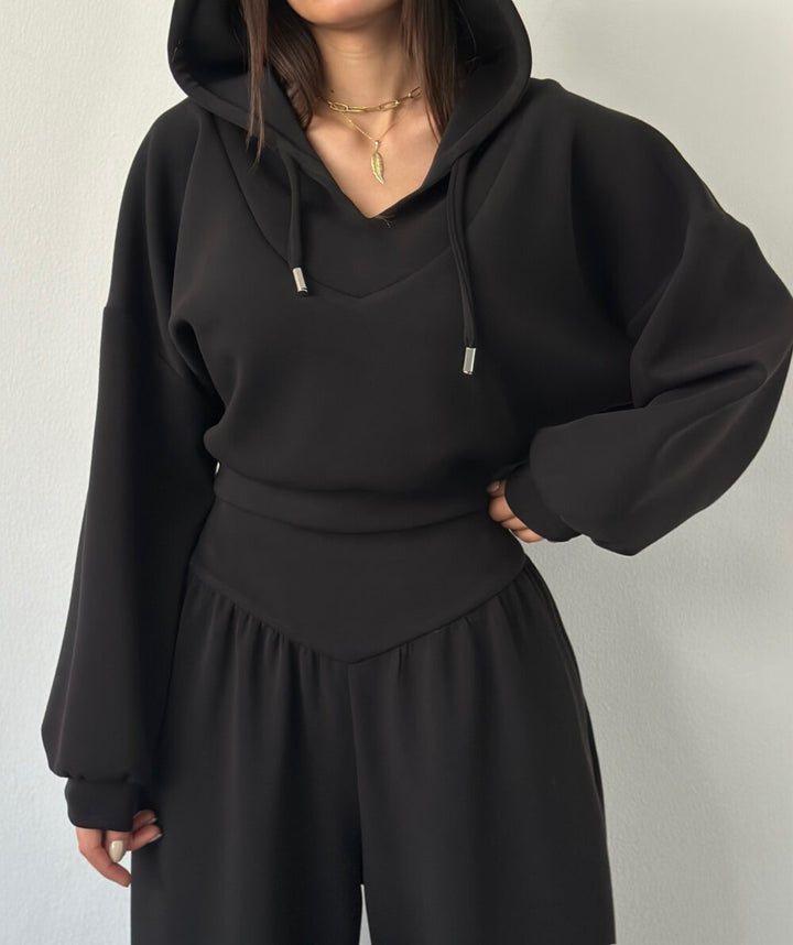 Kvindernes cropped hoodie og løse afslappede bukser kombination med fashionabelt snit