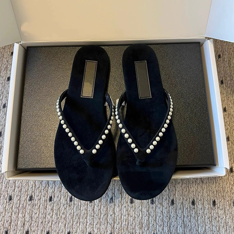 Dame elegante med perler dekoreret flip-flops Stilla