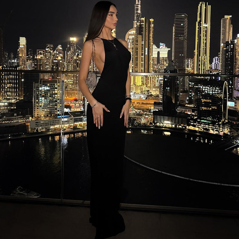 Damen Skulpturaler Maxikleid im minimalistischen Design mit seitlichen Cut-Outs Skovae