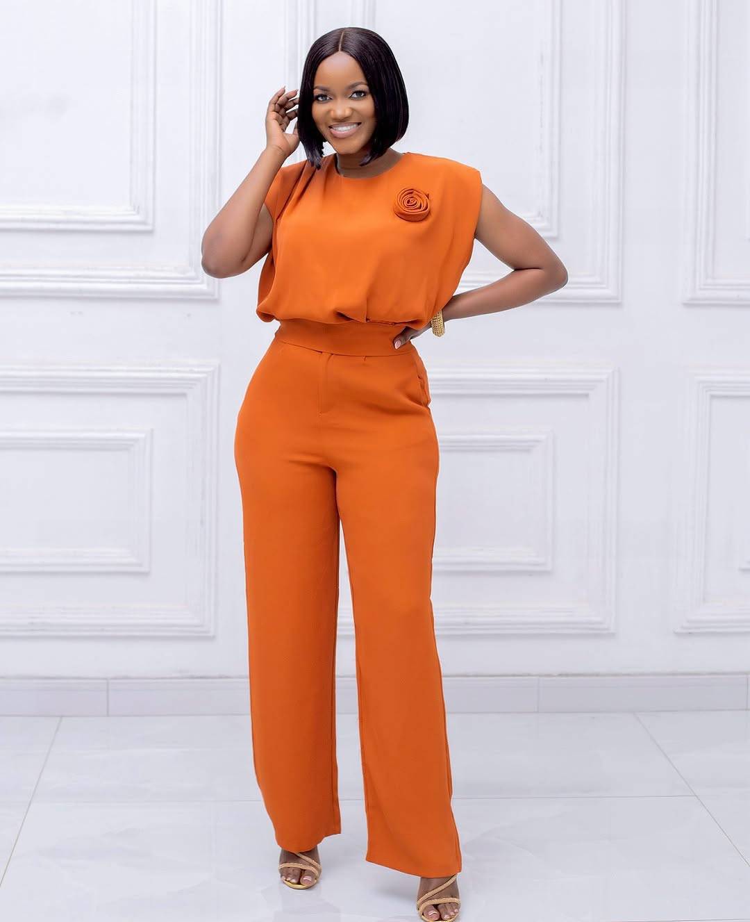Dame elegant All-in-One-jumpsuit med blomsterdetalje Skovae