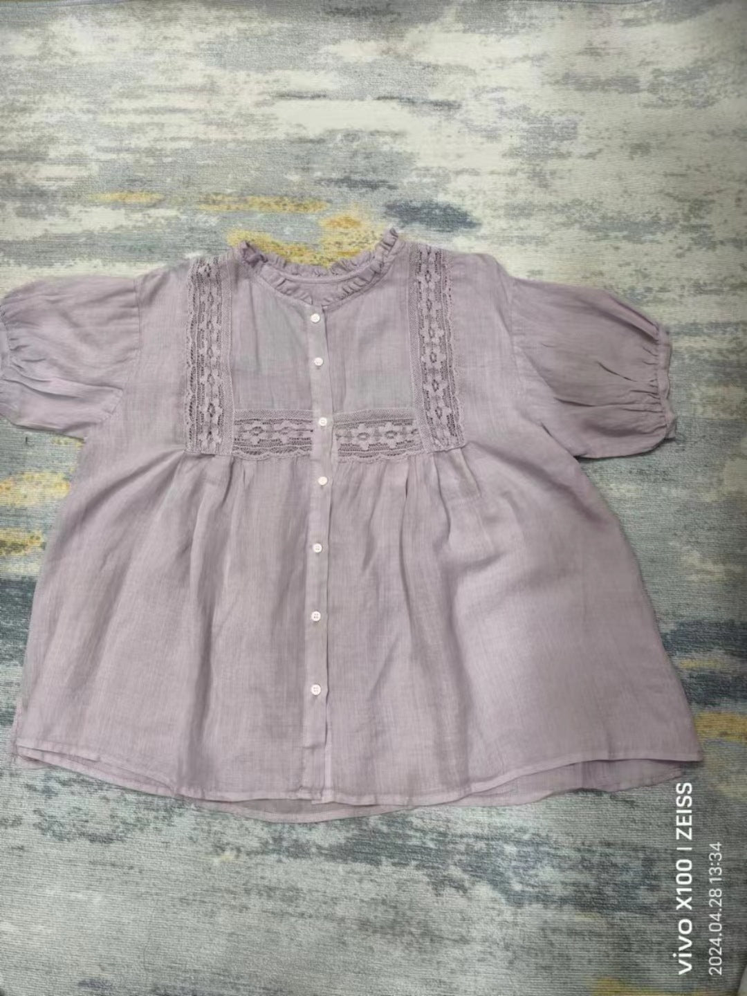 Femme Elegante Knap-Op Bluse med Flæsedetaljer Stilla