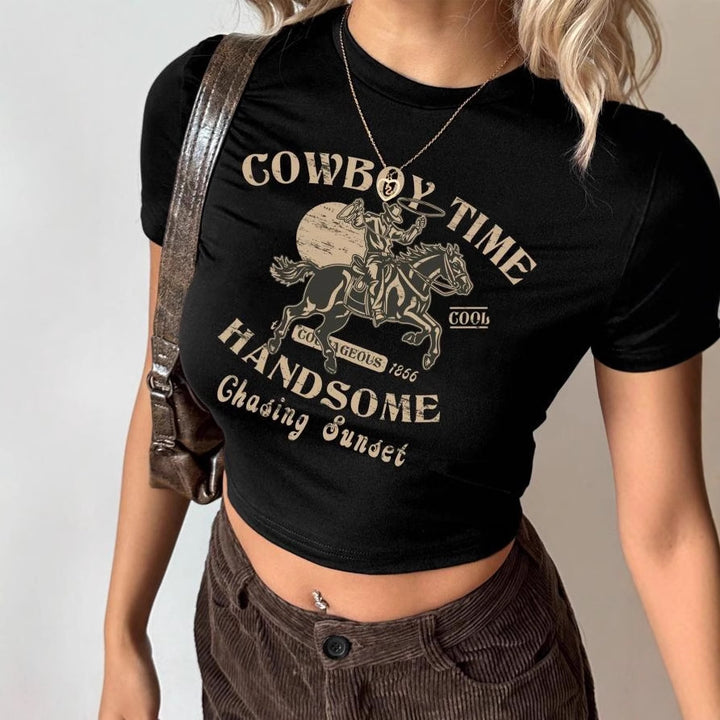 Dame Crop-Shirt med iøjnefaldende cowboy-motiv og stilfuld snit Skovae