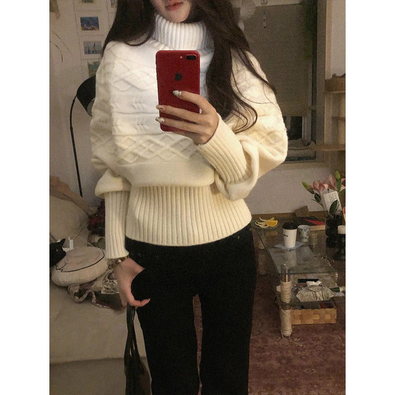Kvinders chunky strik sweater med høj krave og dekorativ kabelmønster Stilla