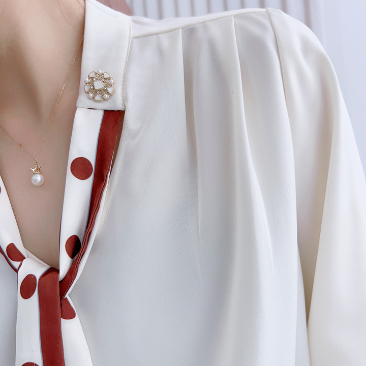 Damebluse med dekorativt bånd og fashionable puffærmer Stilla